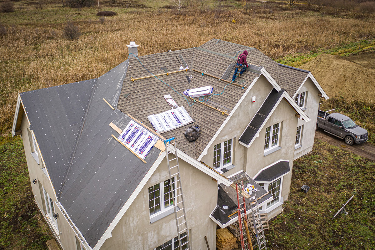 Dach z ciekawej perspektywy, ukazujący strukturę gontu